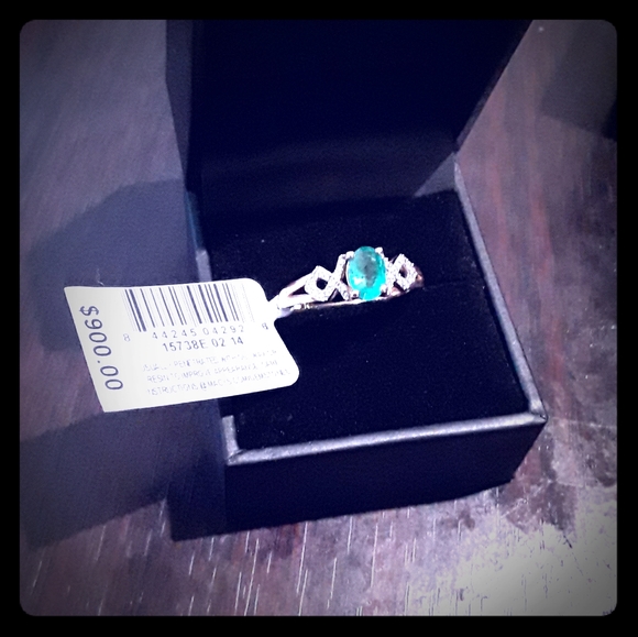 gold emerald ring - Picture 1 of 3